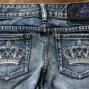 Victoria Beckham x Rock & Republic jeans - Snygga blå jeans från Victoria Beckham x Rock & Republic med broderade kron-detaljer på bakfickorna. Fattas några diamanter på baksidan (skriv privat för fler/bättre bilder då jag inte kan lägga fler än 5 bilder i annonsen) ⚠️ . Står storlek 27 men jag som vanligtvis har den storleken så är jeansen alldeles för små och går knappast att knäppa.  Mått finns på 4e bilden. Innerbenslängden är ca 79cm. 💙skriv för fler frågor! 