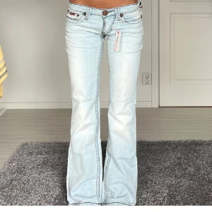 Ljusblå lågmidjade bootcut jeans från Cars Jeans - Säljer dessa supersnygga lågmidjade utsvängda ljusblåa jeans i S. Helt nyskick med prislapp❤️Färgen är som på första bilden, dom andra är tagna i dåligt ljus🥰