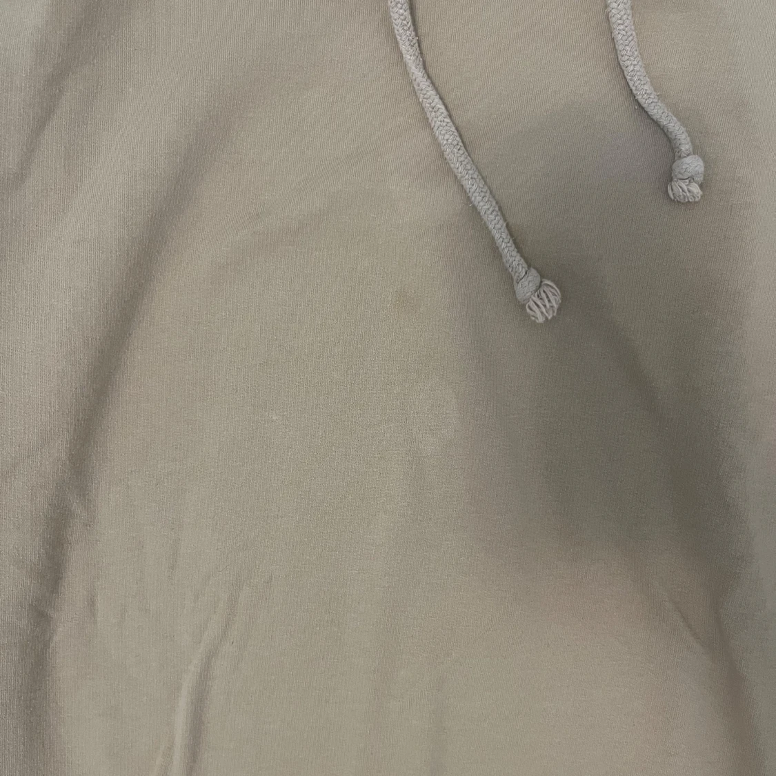 Beige hoodie från Atla med huva - 1