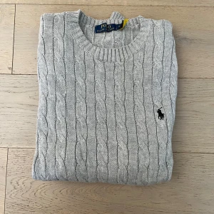 Polo Ralph Lauren knitted sweater  - Skick: 9/10 (använd ett fåtal gånger) Storlek: M Färg: Grå Tags: Nej tyvärr inga kvar Äkta: Ja köpt på Ralph Lauren butiken i NK Vid frågor är det bara att höra av sig!