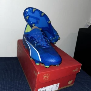 Blåa Puma fotbollsskor, PUMA ULTRA ULTIMATE FG/AG GEAR UP - BLÅ/VIT/GRÖN - Helt nya skor, använda endast 1 gång                Orginalvärde 2499kr