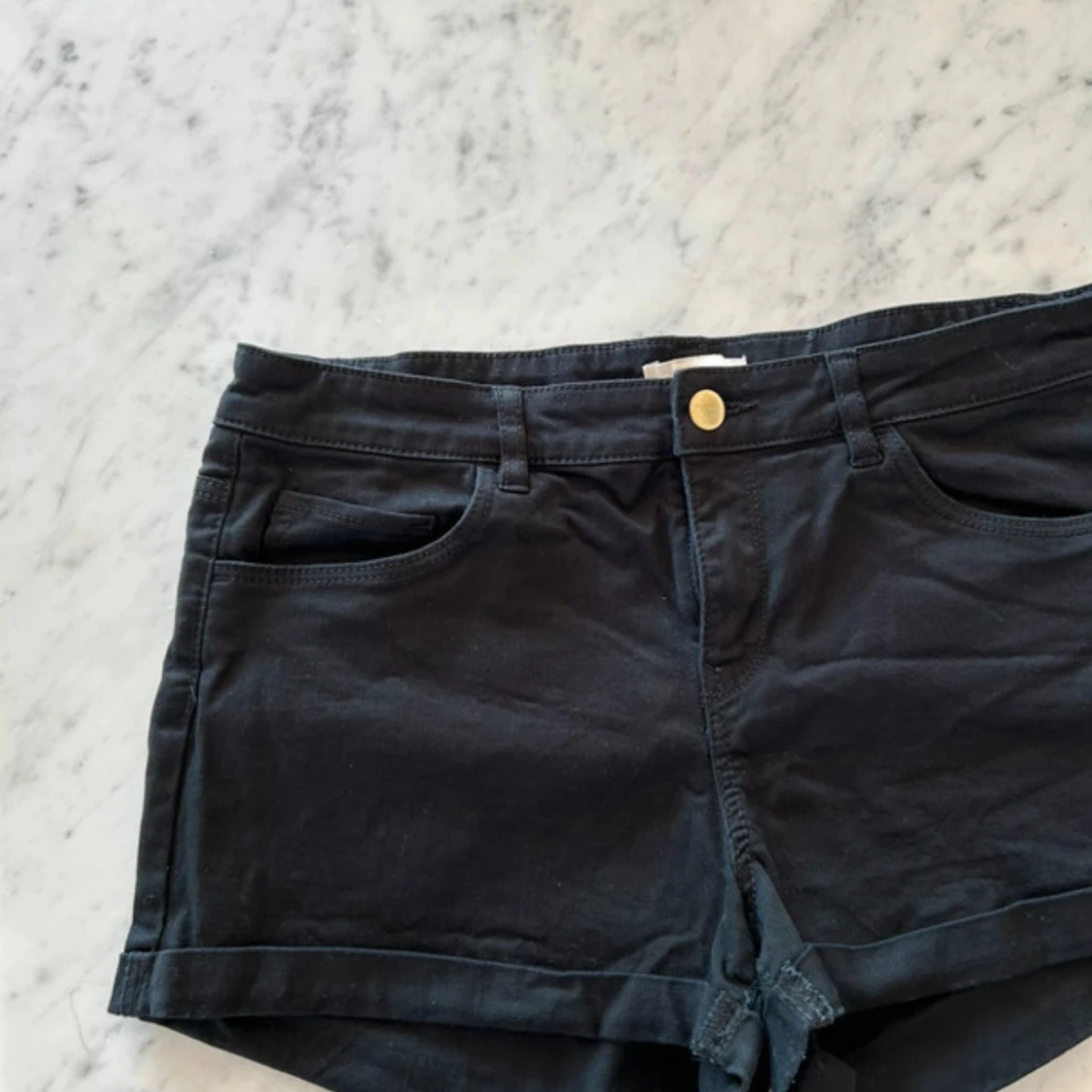 Svarta shorts med fickor och knapp - 1