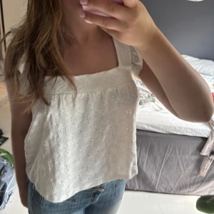 Vit broderad linnetopp med breda axelband - Intresskoll på min söta sommartopp från Gina i nytt skick🩷