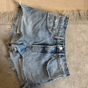 Såå snygga Zara jeansshorts!!🤗🤗 - Säljer dessa Såå snygga Zara jeans shorts perfekta nu till sommaren i storlek 34/Xs🥰 Shortsen är knappt använda och i toppen skick säljer för endast 100kr‼️🤗🤗
