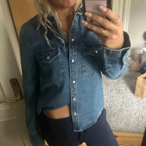 Jeansskjorta från H&M med tryckknappar - Helt ny jeans skjorta passar S-M❤️