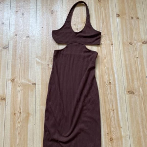 Brun ribbad cut out klänning - Brun ribbad klänning med halterneck och cut out-detalj