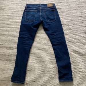 Mörkblå slim jeans från Nudie Jeans - Snygga mörkblå nudie Jeans I slimfit. Modellen är tight terry dark steel i stl. 30 30. Säljer då de är för korta på mig. Perfekta till sommarn och hösten. Köpa på Nudies butik på söder. Nypris 1600kr mitt pris 649kr 