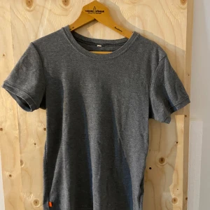 Grå T-shirt - Står ej storlek men gissar på att den passar som storlek S