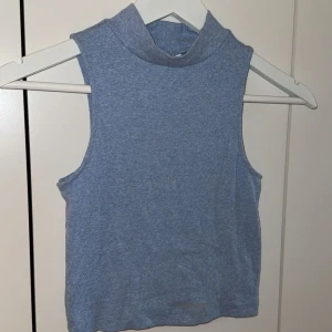 Blå topp - Blå topp med polokrage, croppad. 