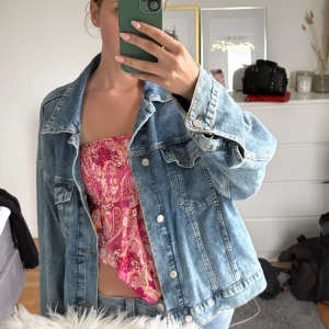 Oversized jeansjacka från &Denim - Säljer en oversized ljusblå jeansjacka från & Denim, mycket bra skick, strl M💕