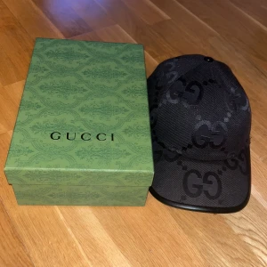 Svart Gucci jumbo  - Svart Gucci jumbo som inte kommer till någon användning längre inte så nöjd med hur den sitter på mig. 