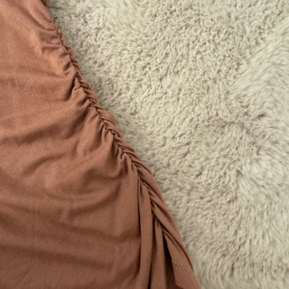 Elegant topp med rynkade sidor  - 3