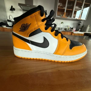 Nike Air Jordan 1 Mid svart/gul 37.5 - Snygga Nike Air Jordan 1 Mid i svart, gul och vitt skinn. Bara använd 1 gång. Pris kan diskuteras! 😊 