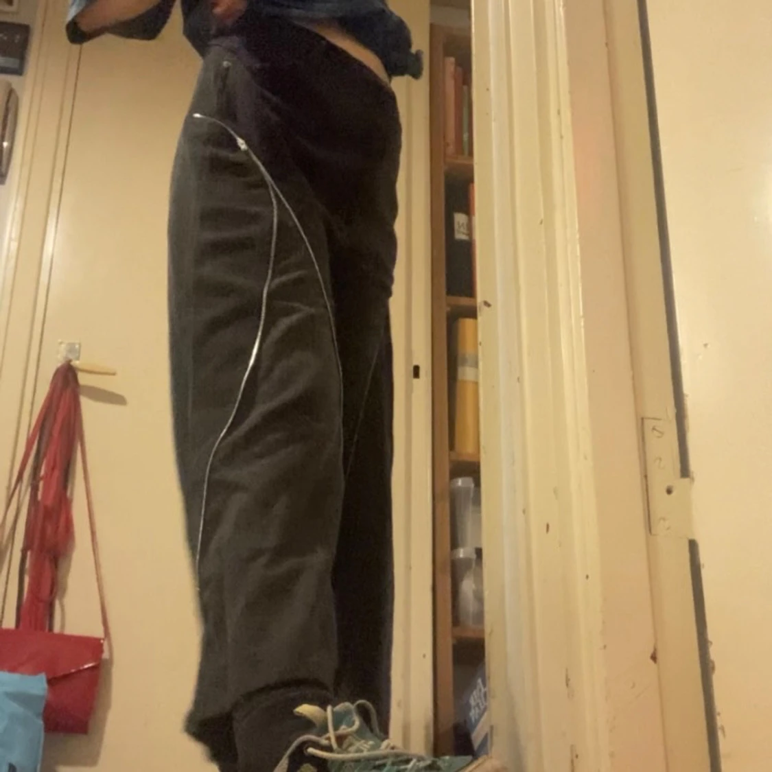 Svarta wide jeans med dragkedjedetaljer - 4