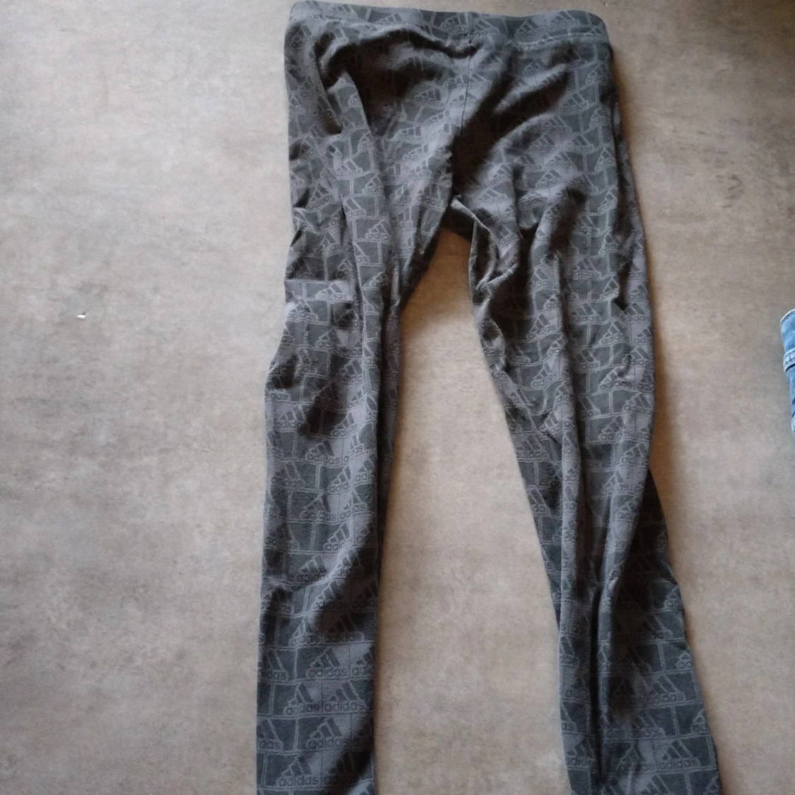 Grå Adidas leggings med logomönster