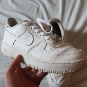 Nike Air Force 1 - Fint skick. Är lite småsliten här och var men inget allvarligt. lite smågul på översidan. Storlek 38.5