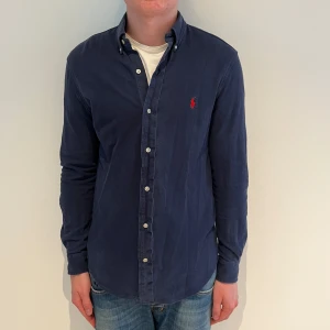 Ralph lauren skjorta  - Ralph lauren skjorta | Skick: 9/10 | M | Fraktar via postnord eller instabox på köparens bekostnad | Hör av dig vid minsta fråga eller fundering! 