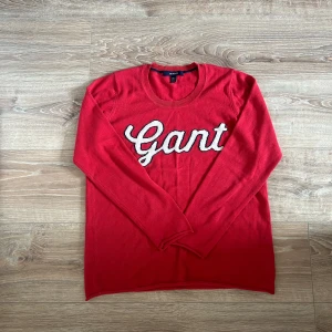Gant tröja - En snygg tröja i bra skick utan några som helst anmärkningar. Hör av er vid ytterligare frågor annars fritt fram att köpa!                              (Postar inom 24h)