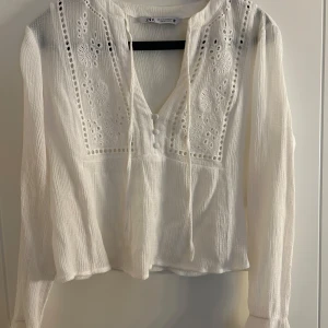Vit blus från Zara - Jätte fin vit blus från zara i st xs💕