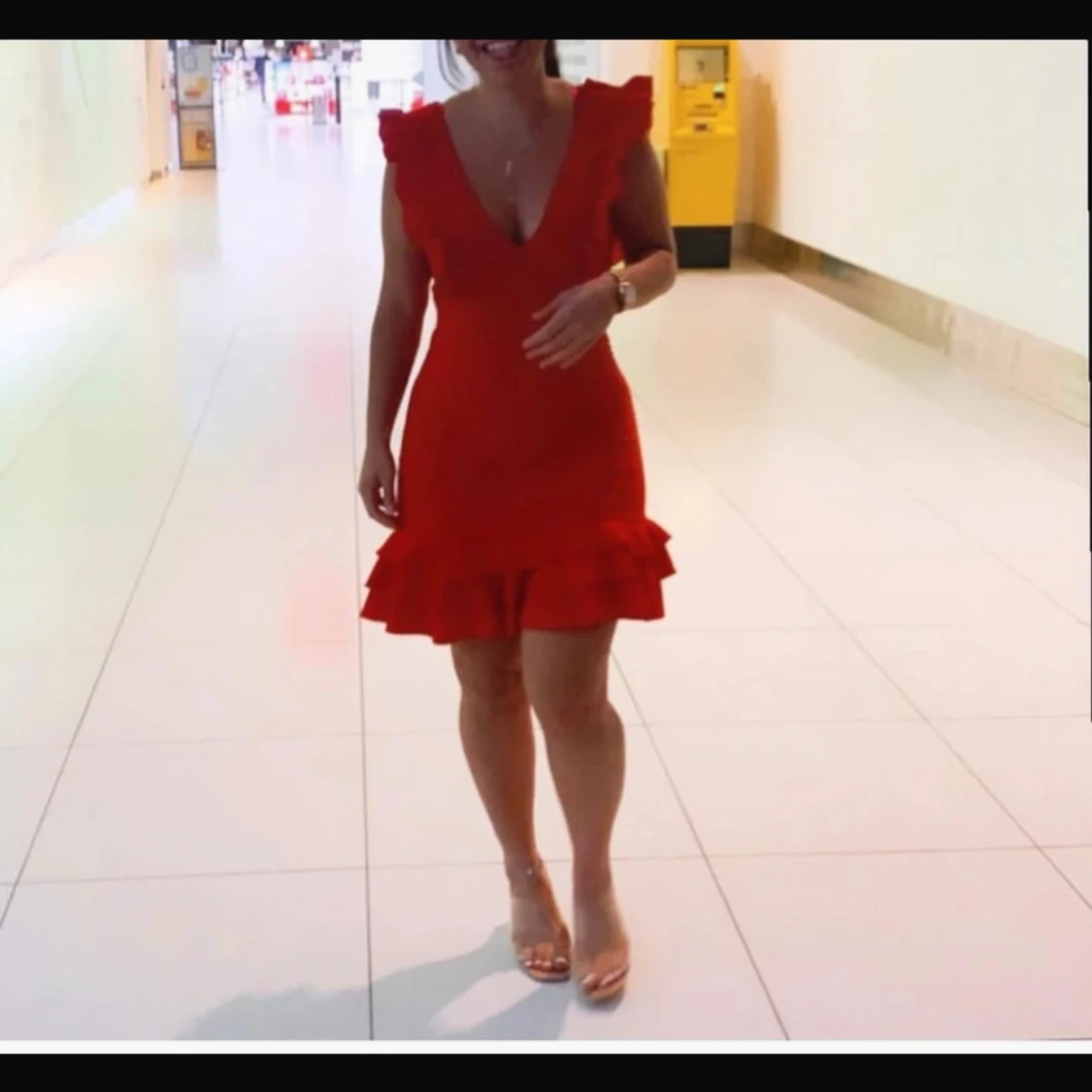 Röd volangklänning med v-ringning