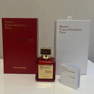 Baccarat Rouge 540 Extrait de Parfum - Lyxig parfym från Maison Francis Kurkdjian, Baccarat Rouge 540 Extrait de Parfum. Flaskan är fyrkantig i rött glas med guldfärgad etikett och lock. Kommer med originalförpackning i rött och vitt samt medföljande booklet. En ikonisk och elegant doft.