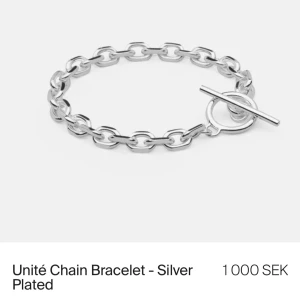 Unité Chain armband i silver från Skultuna 1607 - Stilrent Unité Chain armband från Skultuna i silverpläterad metall. Kedjan har ett T-lås med gravyr. Rekommenderad handledsstorlek: 18,5 - 20cm enligt tillverkaren. 