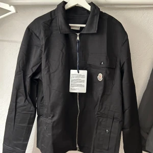 Moncler overshirt - Helt ny Moncler Overshirt Svart! Storlek XL motsvarar L. 187cm passar mig 