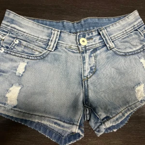 Shorts - Snygga ljusblå jeansshorts med slitna detaljer, jättefina nu till sommaren. Midjemåttet rakt över är 34 cm. Obs! Jag är på semester och kan därmed skicka tidigast 28/6💓