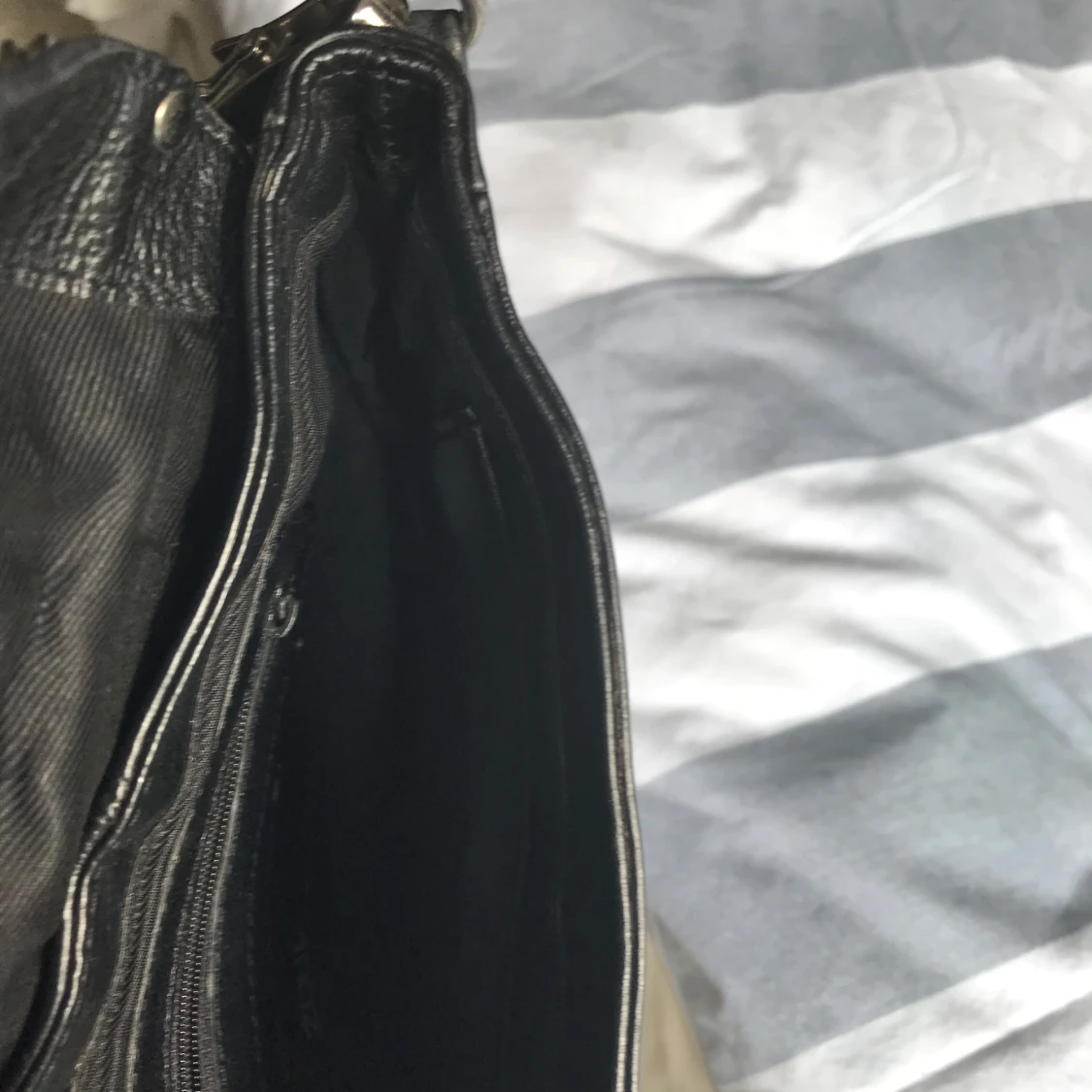 Svart axelväska med nitar och kedjor - 3