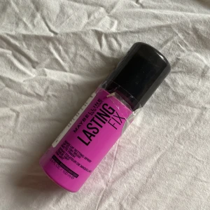 Maybelline Lasting Fix Face Mist - Maybelline Lasting Fix är en make-up setting spray i en snygg lila plastflaska med svart lock. Ger en matt finish och håller sminket på plats upp till 16 timmar. Innehåller 100 ml och är perfekt för att fixera din look hela dagen.men den blir lite glowig ändå tycker jag själv.