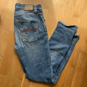 Nudie Jeans Lean Dean  - Säljer ett par ljusblå jeans från Nudie i modellen Lean Dean. Skick 8/10 riktigt bra, kortat ner dem lite se bild 4, därav de bra priset passar nu 31/32. Nypris ligger på 1600kr men säljs nu för 399kr. Hör av er vid minsta lilla fundering!