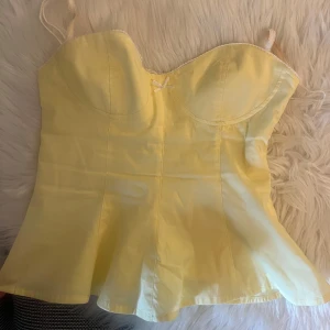 Zara topp - Säljer denna gula superfina toppen från Zara som bara är använd en gång eftersom den är för stor i brösten. Men den passar i övrigt så skulle säga att den är sann till storleken men att den även kan passa en storlek S då beroende på kroppstyp och med tanke på att den ej är lika liten i storlek  som deras toppar brukar vara. Går även att ha som bandeau genom att vika ned eller klippa bort banden helt.  Tveka inte att höra av er vid frågor och lägg gärna prisförslag 🔥🔥🔥