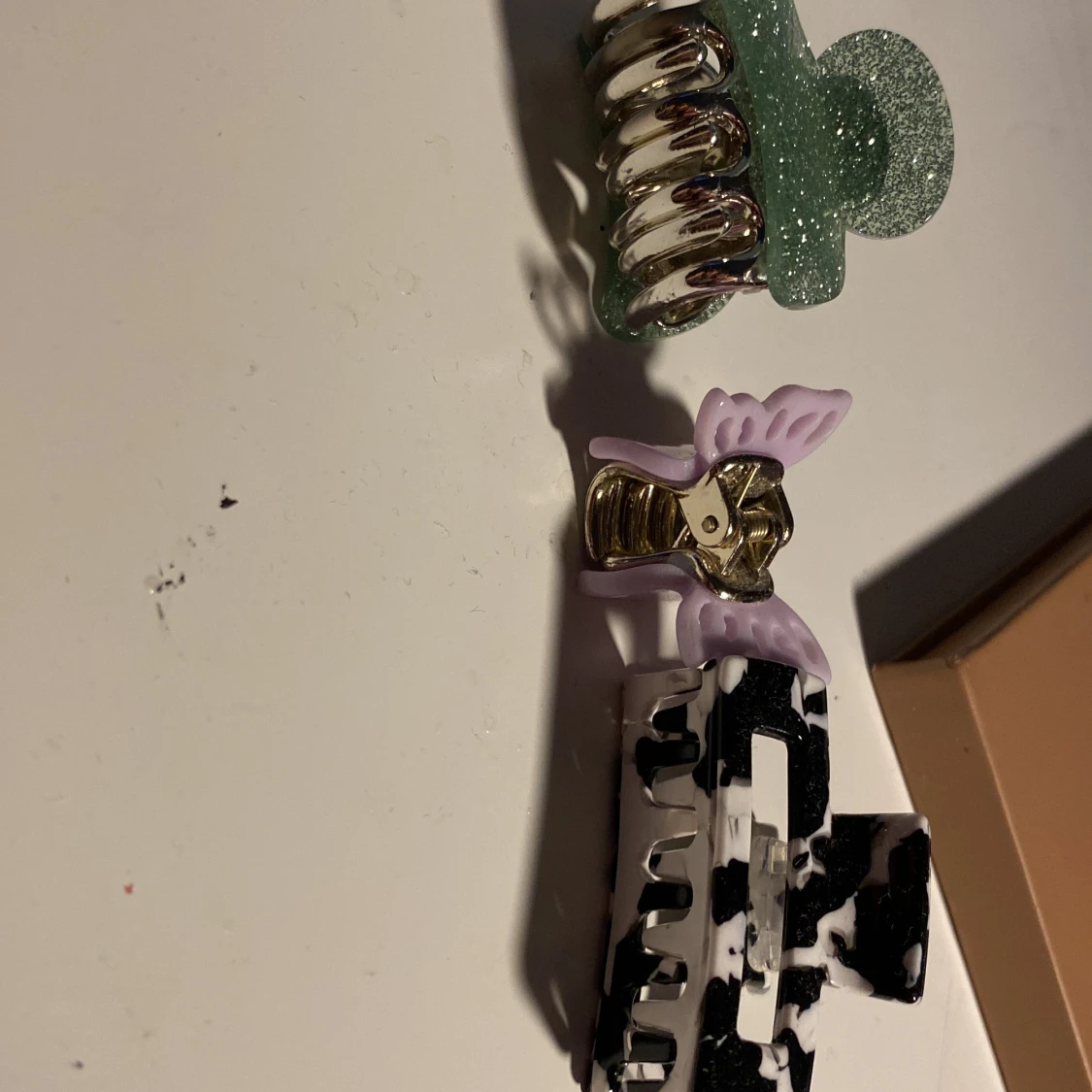 Tre trendiga hårklämmor i olika färger