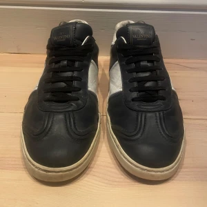 Marinblå Valentino Flycrews - Marinblå Flycrews i ett bra skick. Skorna har använts ett tag vilket har gjort att tre nitar åkt av samt lite heeldrag. De är i storlek 40 men passar mer uppemot 41-42. Sulan har smått lossnat, som brukar hända med flycrews, fast är limmat och håller därmed bra! Säljer vid detta bra pris pga skicket. Det är bara att höra av sig vid minsta fundering och priset är såklart inte hugget i stenen! 🙌Dustbag medföljer. 