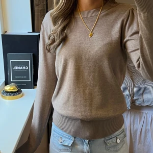 Ljus mockabrun tröja från Saint Tropez - Skit snygg ljus mockabrun stickad tröja från Saint Tropez i storlek S. Köpte för 350, väl använd o lite noppig🤍Skriv till mig innan köp! 