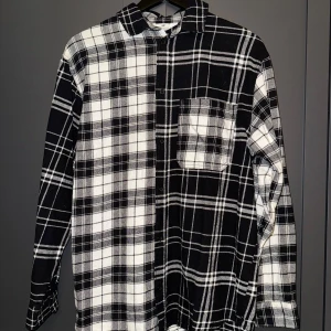Svartvit rutig skjorta från H&M - Svartvit rutig skjorta i bomull från H&M i storlek 164. 