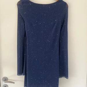 Glittrig/nyår klänning - Perfekt till nyår eller andra festliga tillfällen🤩Använd en gång🌷