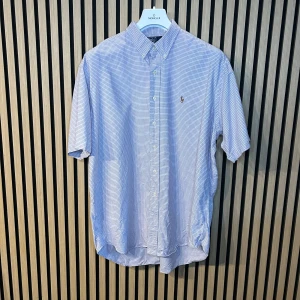 Ralph Lauren kortärmad skjorta  - Kortärmad Ralph Lauren skjorta | Skick 8/10, små missfärgningar som man ser på bild 4 | 72cm bröstvidd, 27cm ärmlängd och 43cm kragmått, rymlig passform| Hör gärna av dig vid minsta fundering😊