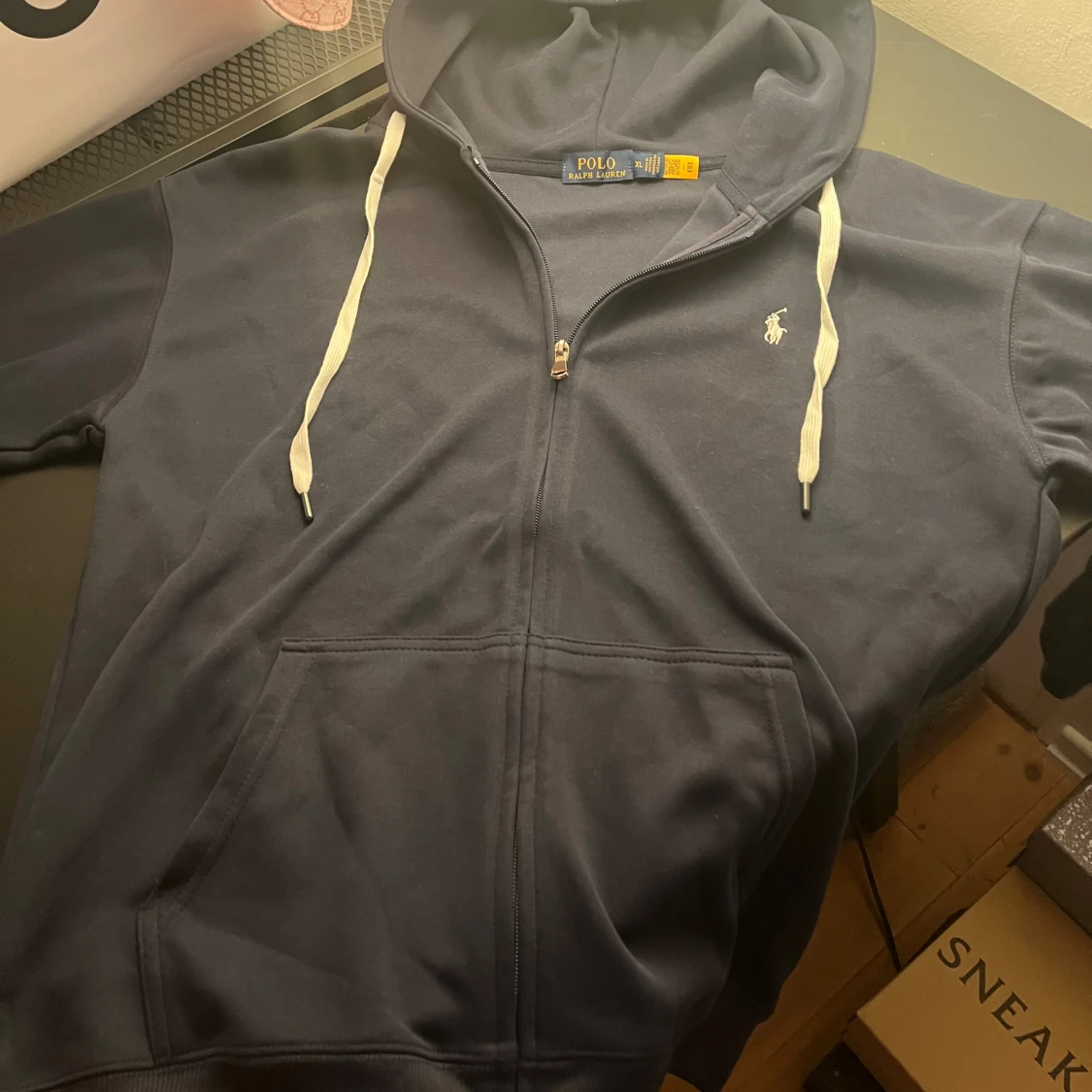 Mörkblå hoodie från Polo Ralph Lauren sitter som L men är XL