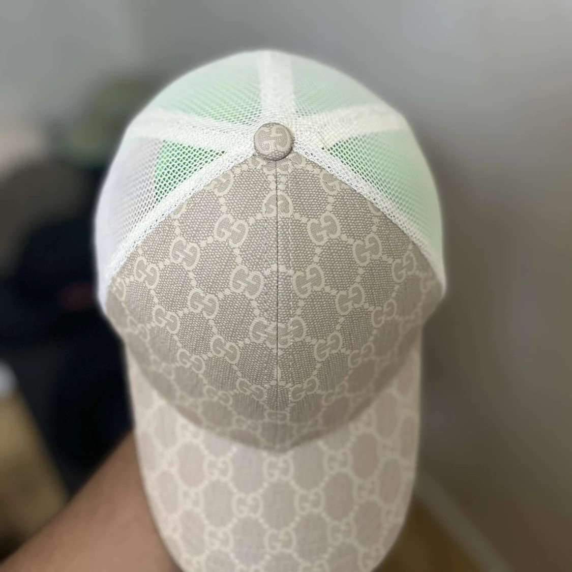 Beige Gucci keps med mesh och monogram - 1