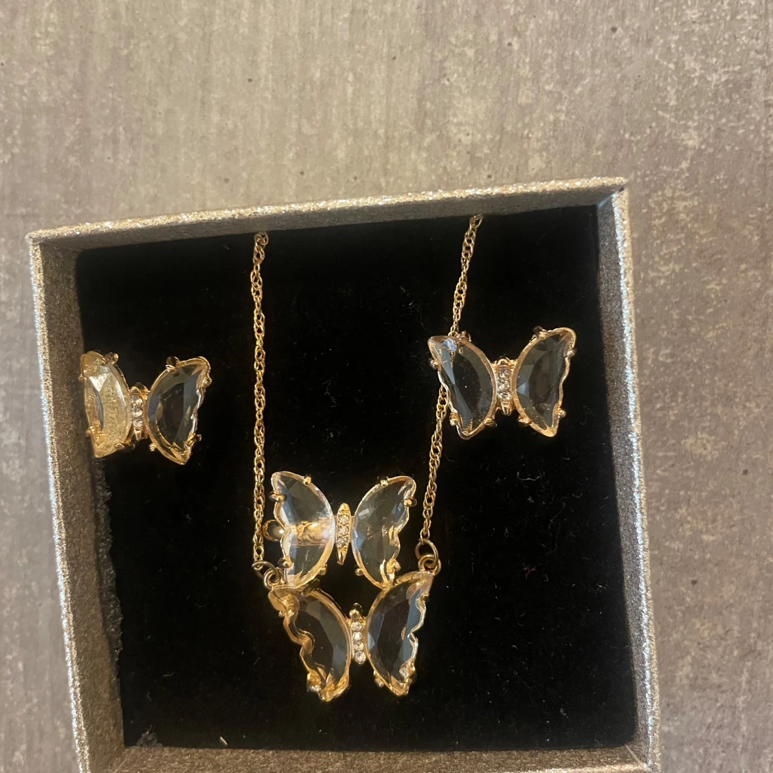 Smyckeset med fjärilar i guld och glas