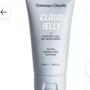 Common Clouds Cloud Jelly Primer 50ml - Cloud Jelly från Common Clouds är en gel-primer med Centella, Panthenol (B5) och ceramider. Kommer i en stilren, ljusgrå tub på 50 ml. Perfekt för att ge huden en återfuktad och jämn bas innan sminket.