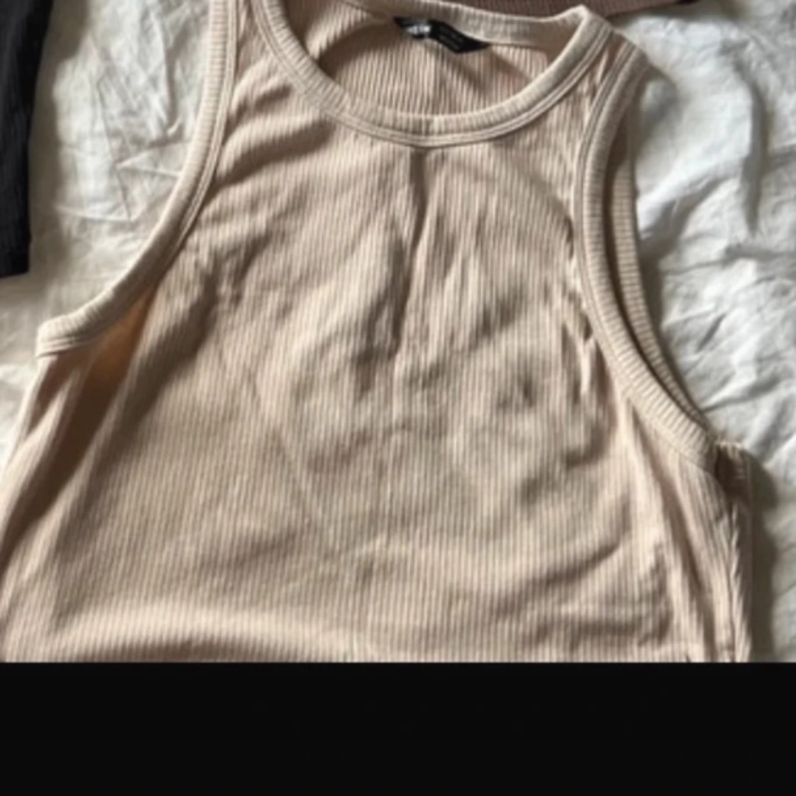 Beige och svart ribbade linnetoppar