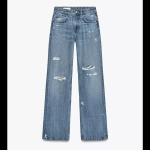 Blå slitna wide jeans - Aldrig använda! Säljer ett par blå jeans med slitna detaljer och hål på benen från Zara! Så snygga men passar tyvärr inte mig :( Skriv om ni har några frågor! Pris kan alltid diskuteras 💖 Säljer även ett par liknande jeans i ljusare tvätt!