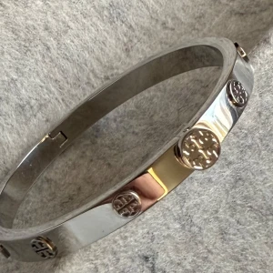 Tory Burch Miller Stud Hinge Armband Silver 5 MM - Säljer detta Tory Burch Miller Stud Hinge Armband i Silver i storlek S, 5 MM tjockt.  Armbandet är nytt, inte använt. Inköpt i London, kvitto finns.   #toryburch #bracelet #armband #fashion #jewellery