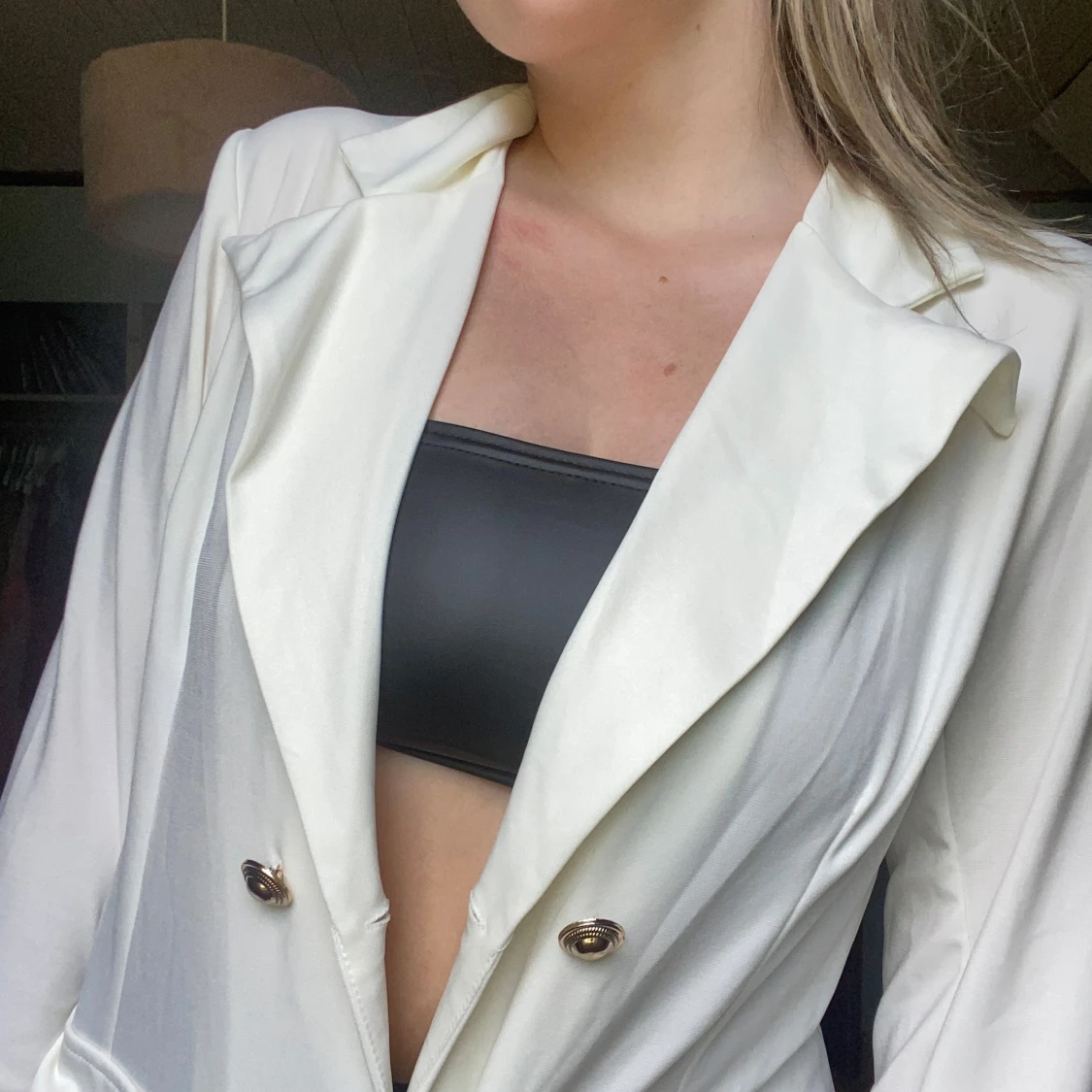 Vit kavajklänning med guldknappar