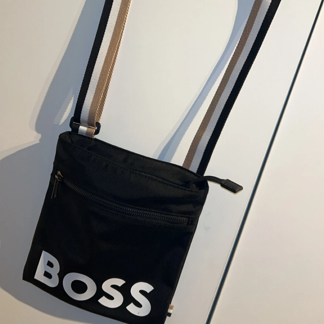 Svart axelväska med randigt band Hugo boss  - 1