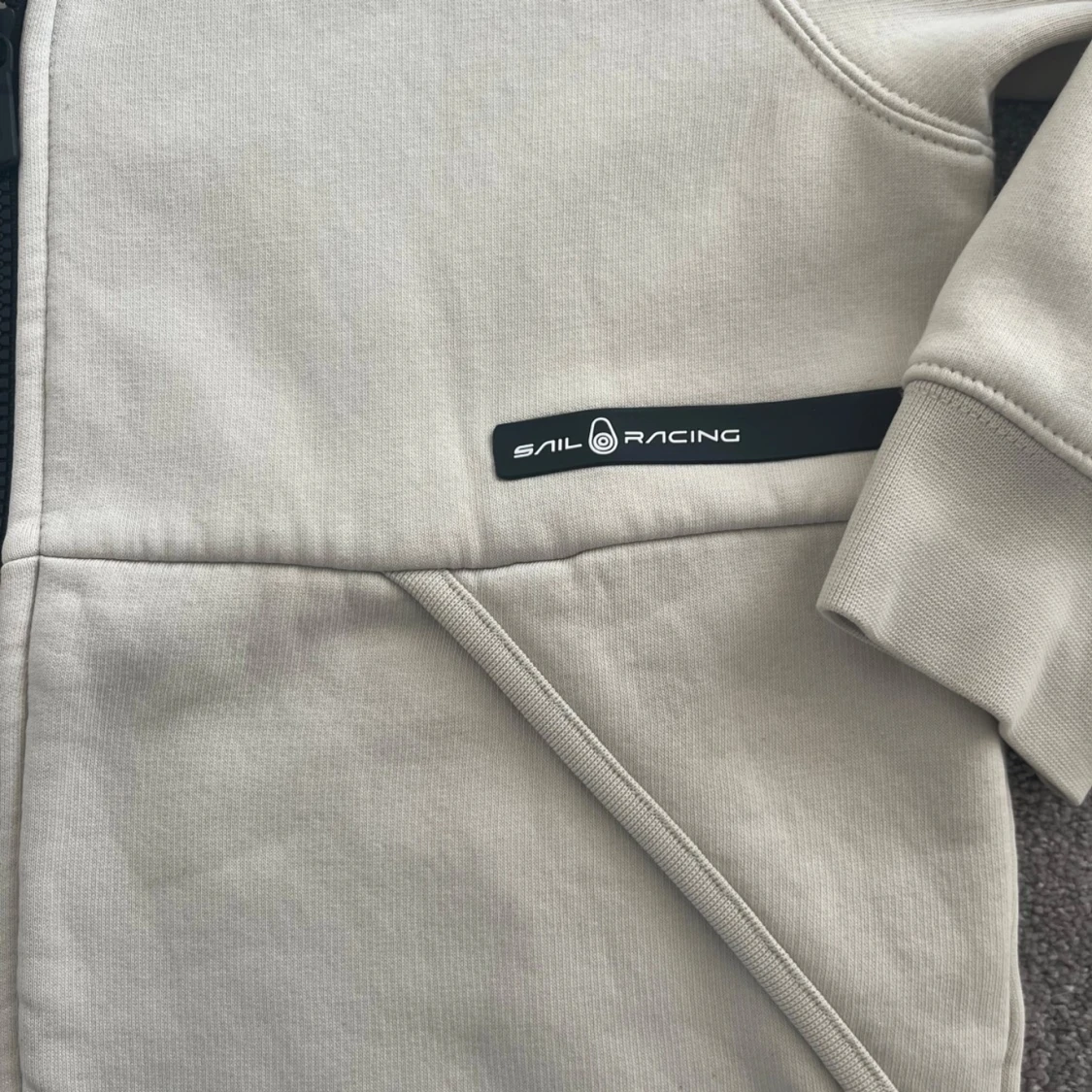 Beige huvtröja från Sail Racing - 90