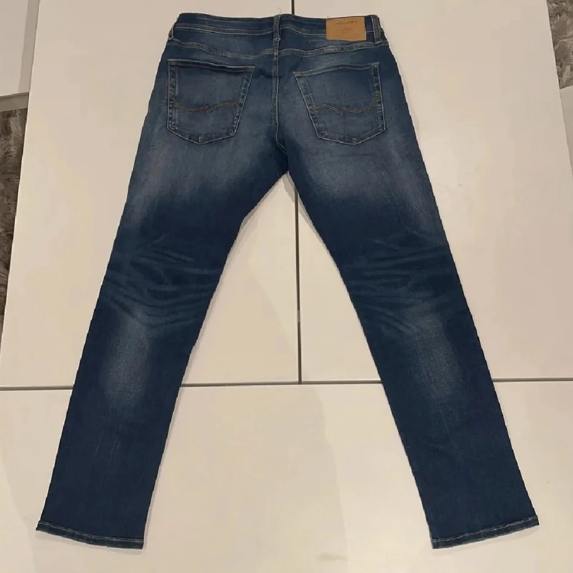 Blå slitna jeans med raka ben - 1