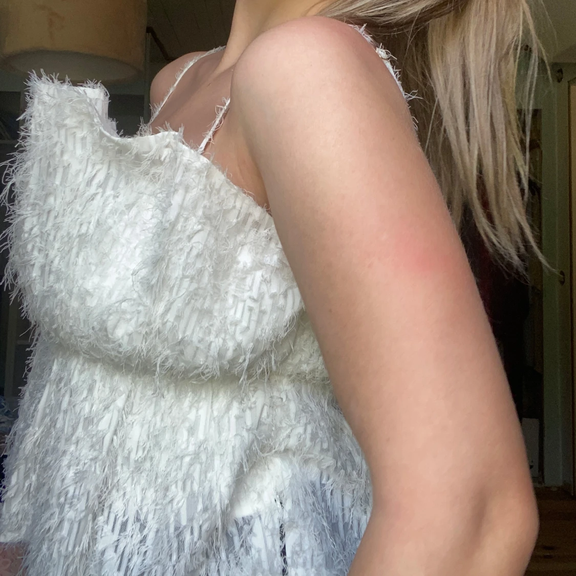 Vit fluffig kortklänning med tunna band
